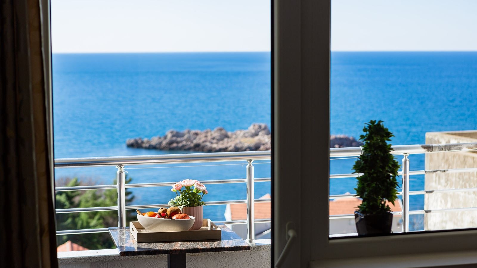 rooms-suite-with-sea-view