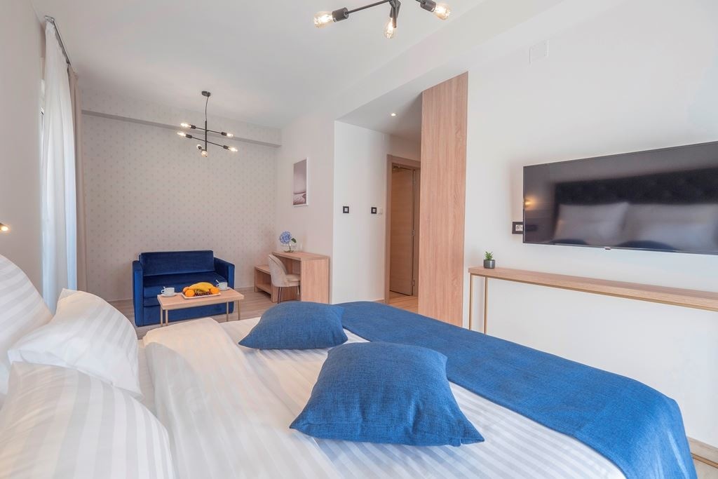 rooms-deluxe-double-room-with-extra-bed