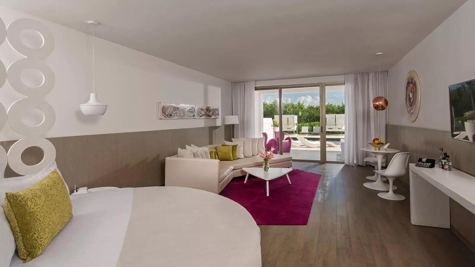 rooms-honeymoon-suite-swimout