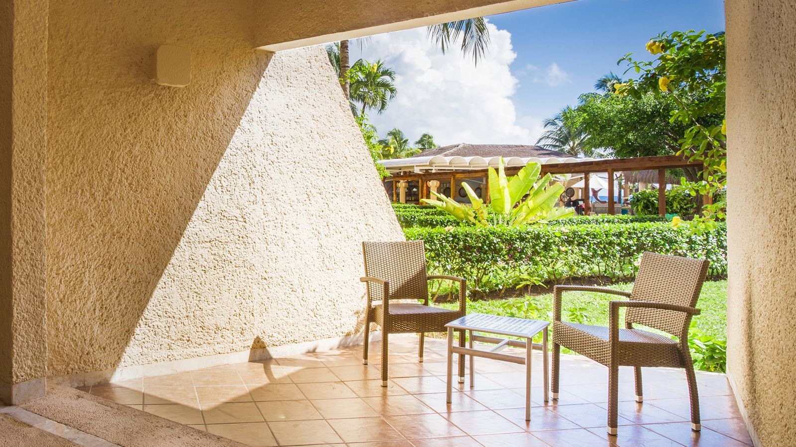 rooms-family-garden-view