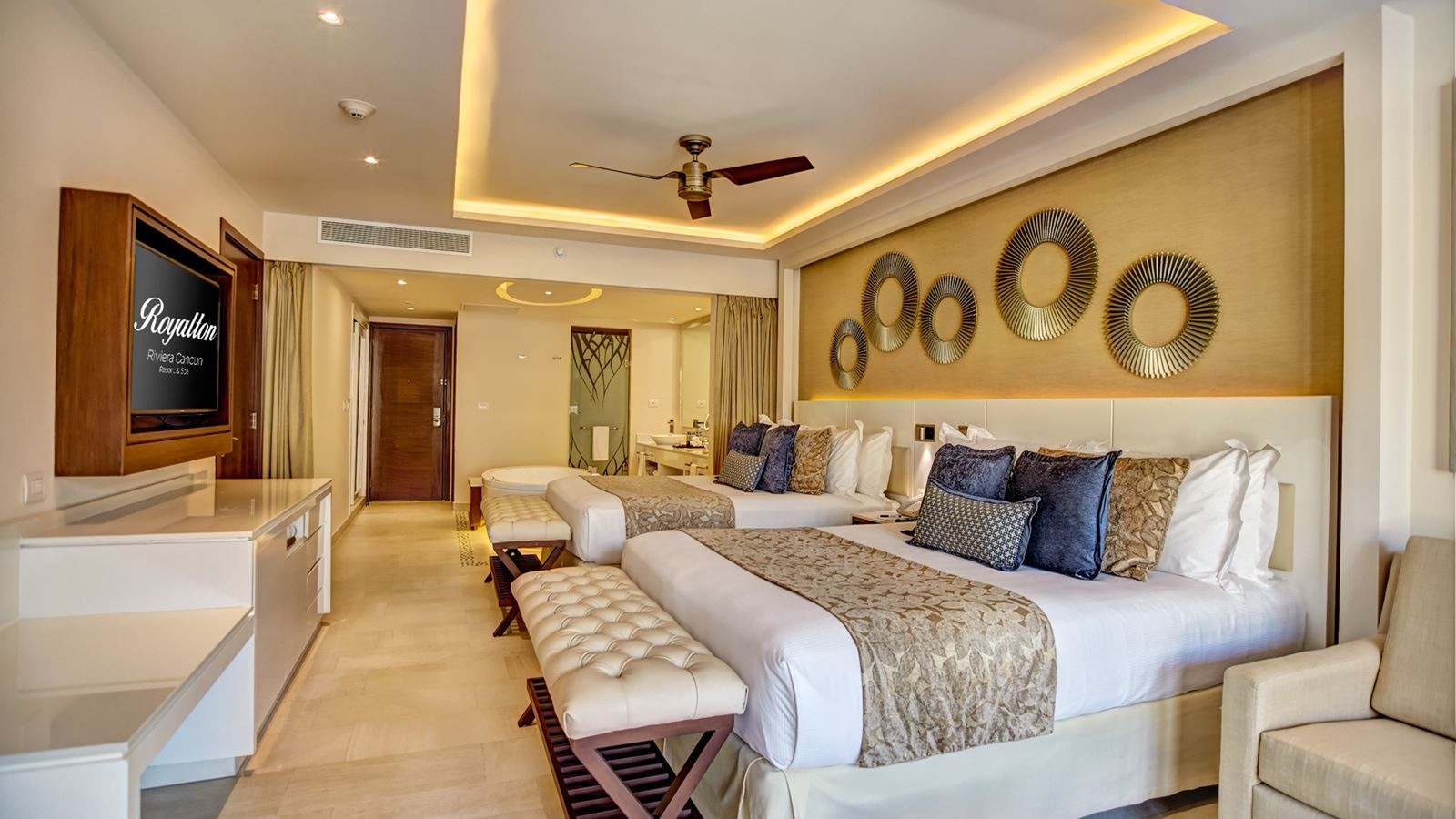 rooms-luxury-junior-suite-ocean-front-with-terrace-jacuzzi