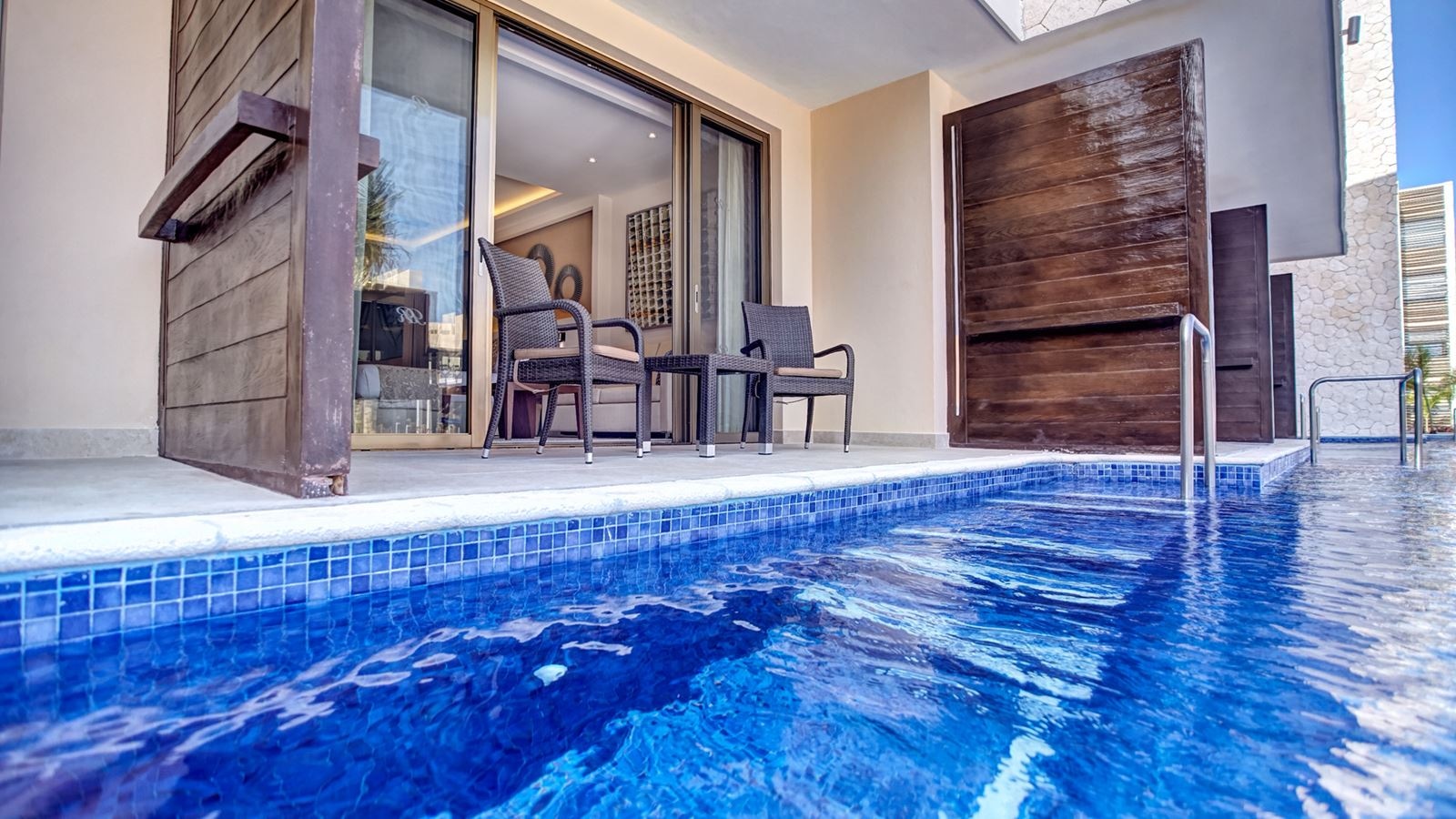 rooms-luxury-junior-suite-swim-out