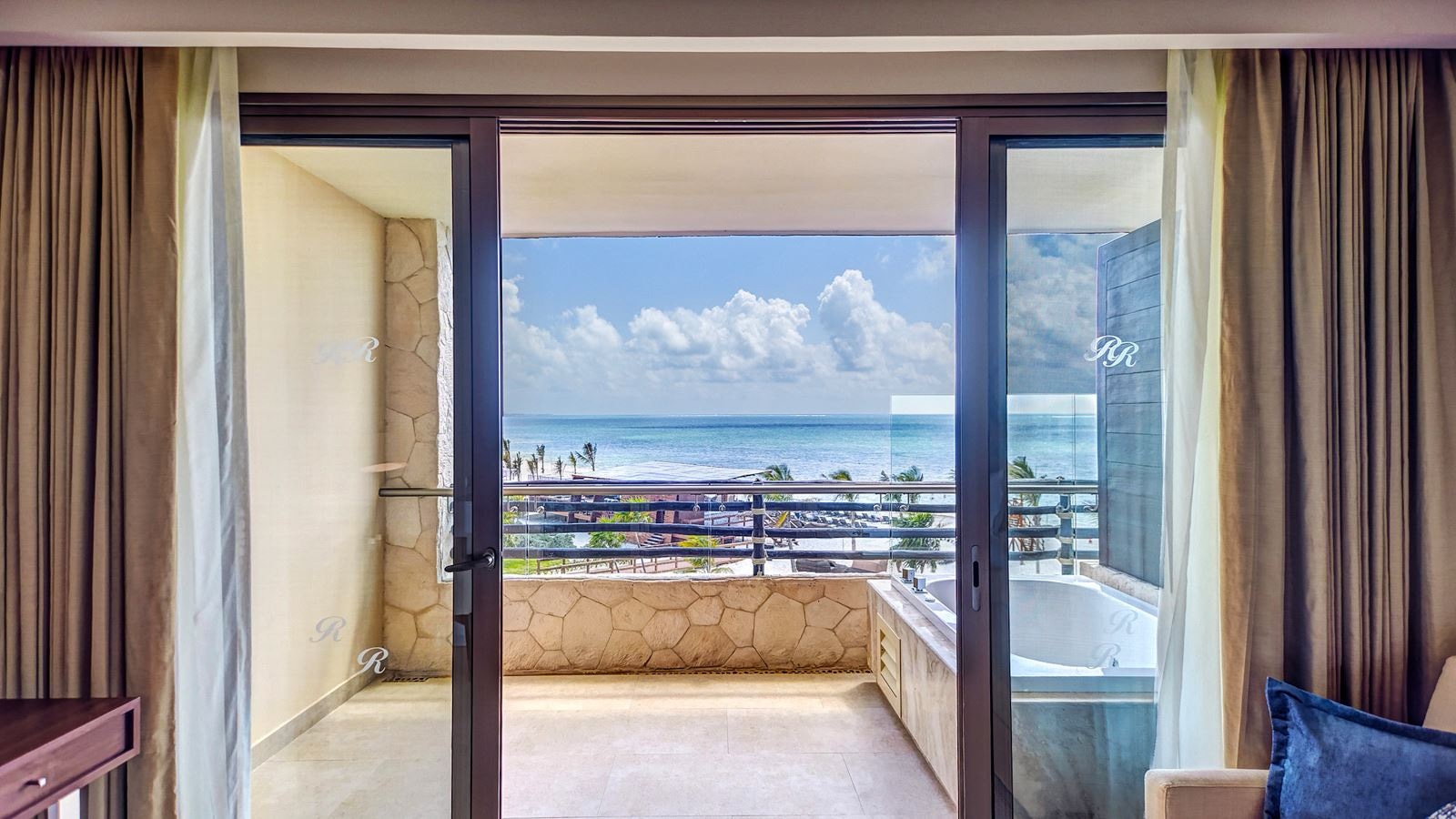 rooms-luxury-suite-ocean-view-with-terrace-jacuzzi