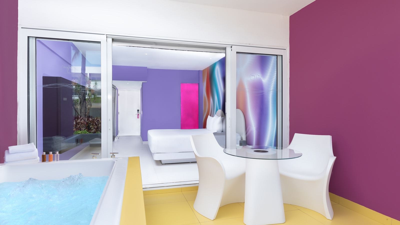 rooms-plush-jacuzzi-room