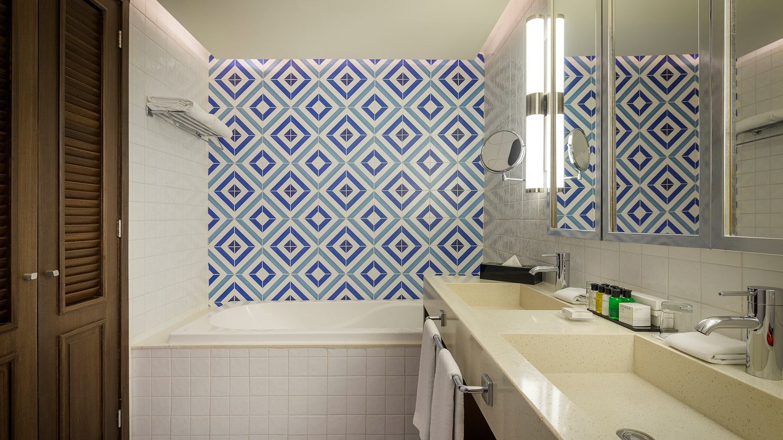 rooms-junior-suite-eden-pool-view