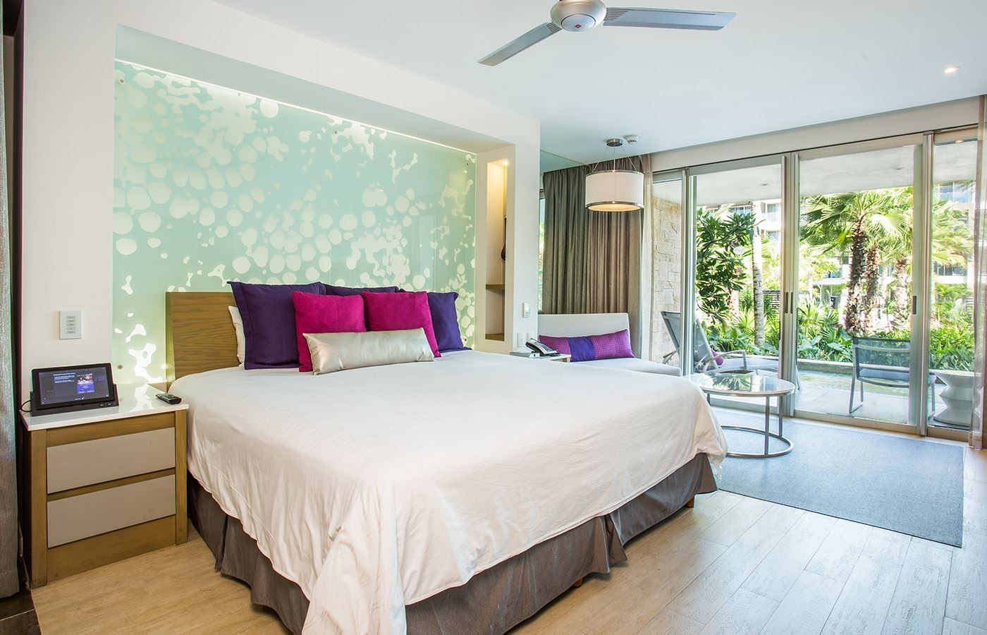 rooms-xcelerate-junior-suite-swim-out-ocean-front
