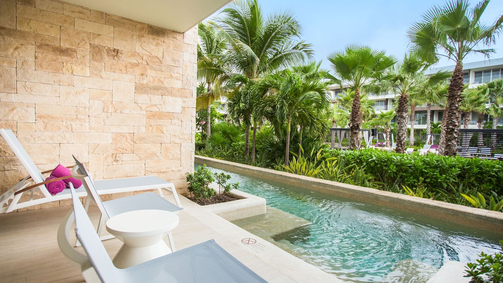 rooms-xcelerate-junior-suite-swim-out-ocean-front