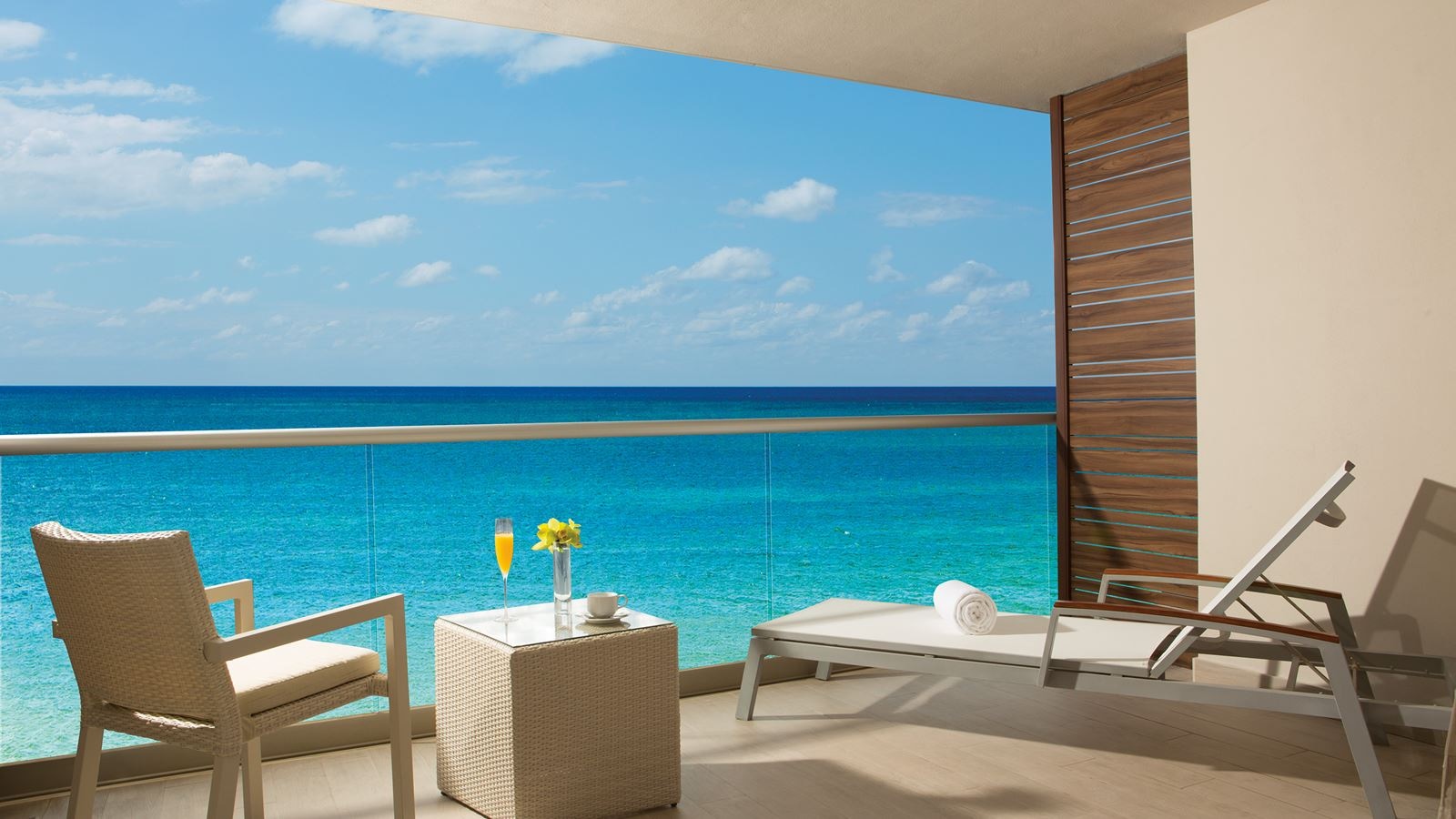 rooms-xhale-club-junior-suite-ocean-front-whirlpool