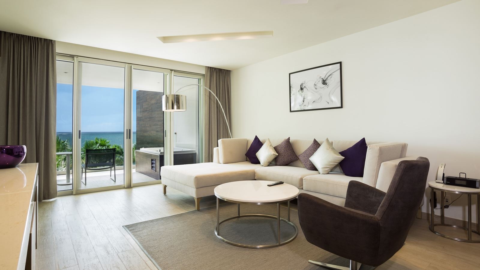 rooms-xhale-club-junior-suite-swim-out-ocean-front