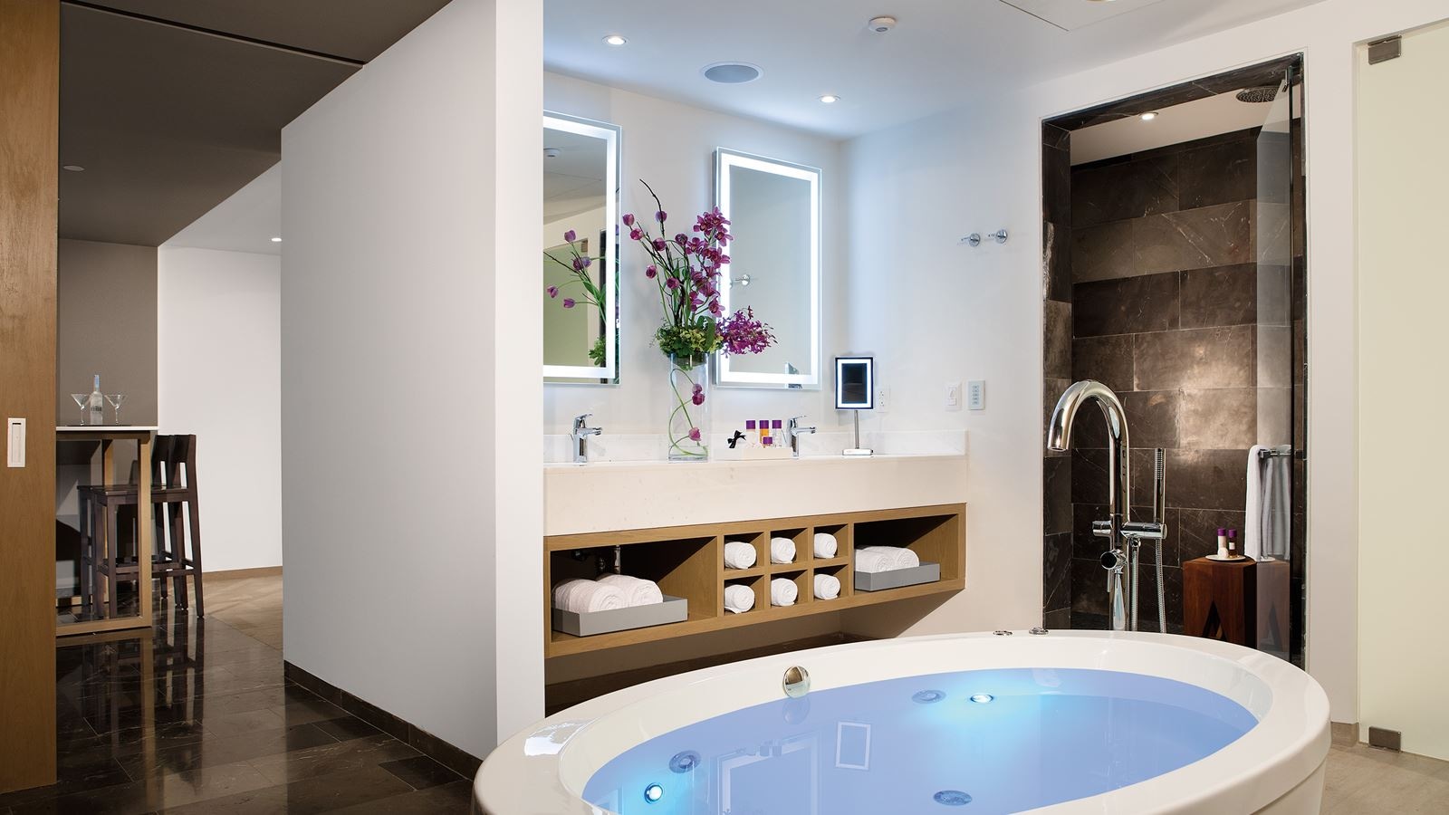 rooms-xhale-club-master-suite-ocean-front