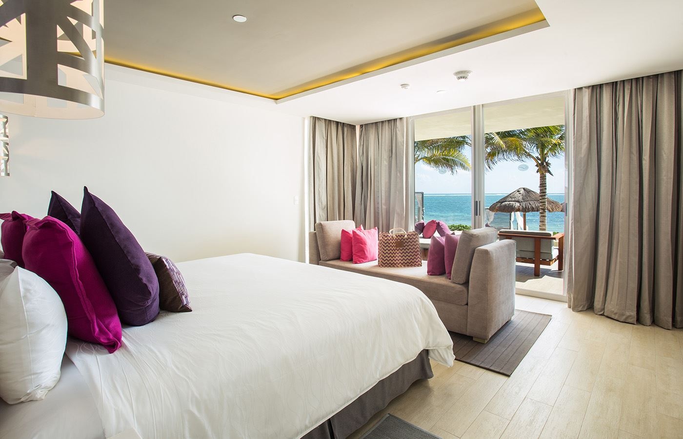 rooms-xhale-club-presidential-suite-swimout-ocean-front