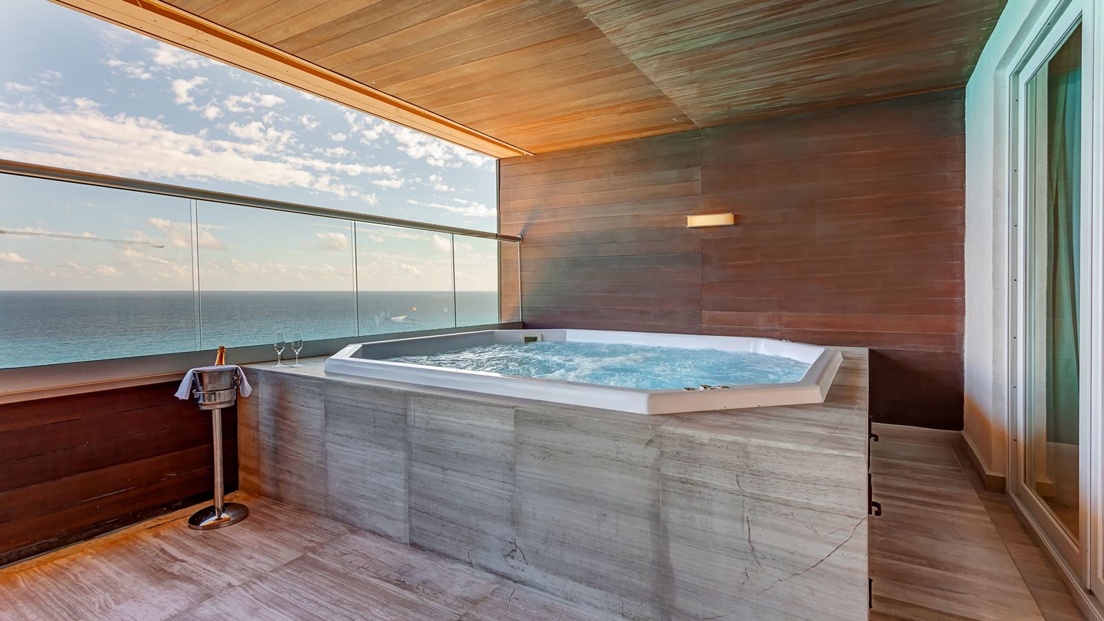 rooms-luxury-chairmans-four-bedroom-suite-ocean-front-diamond-club