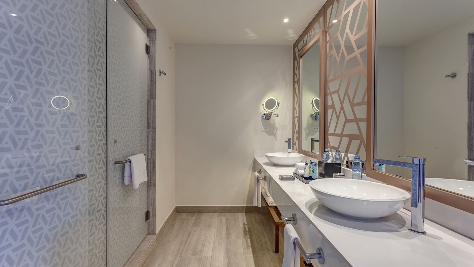 rooms-luxury-junior-suite-ocean-front-diamond-club