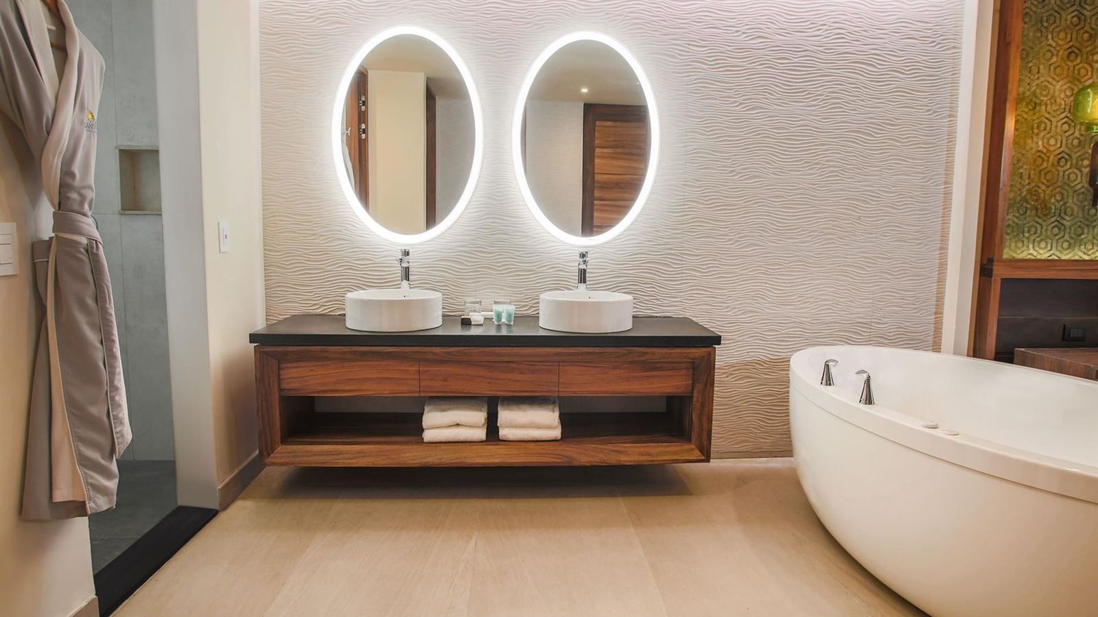 rooms-ocean-front-king-suite