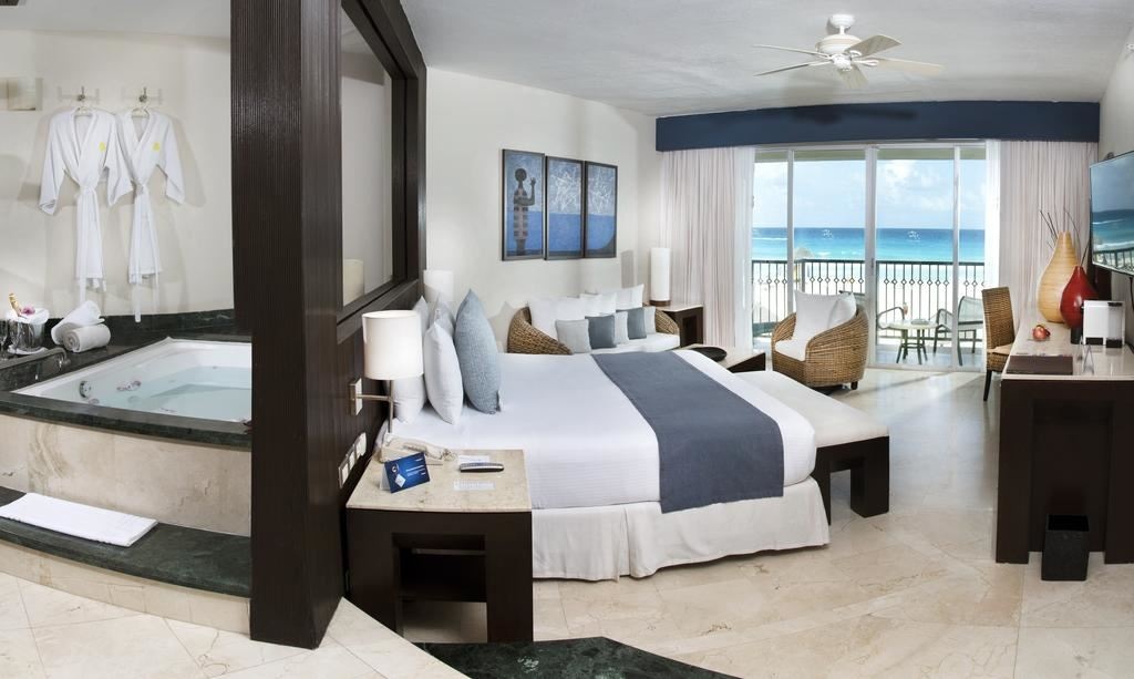 rooms-royal-tower-jacuzzi-suite-ocean-front-adults-only-18+