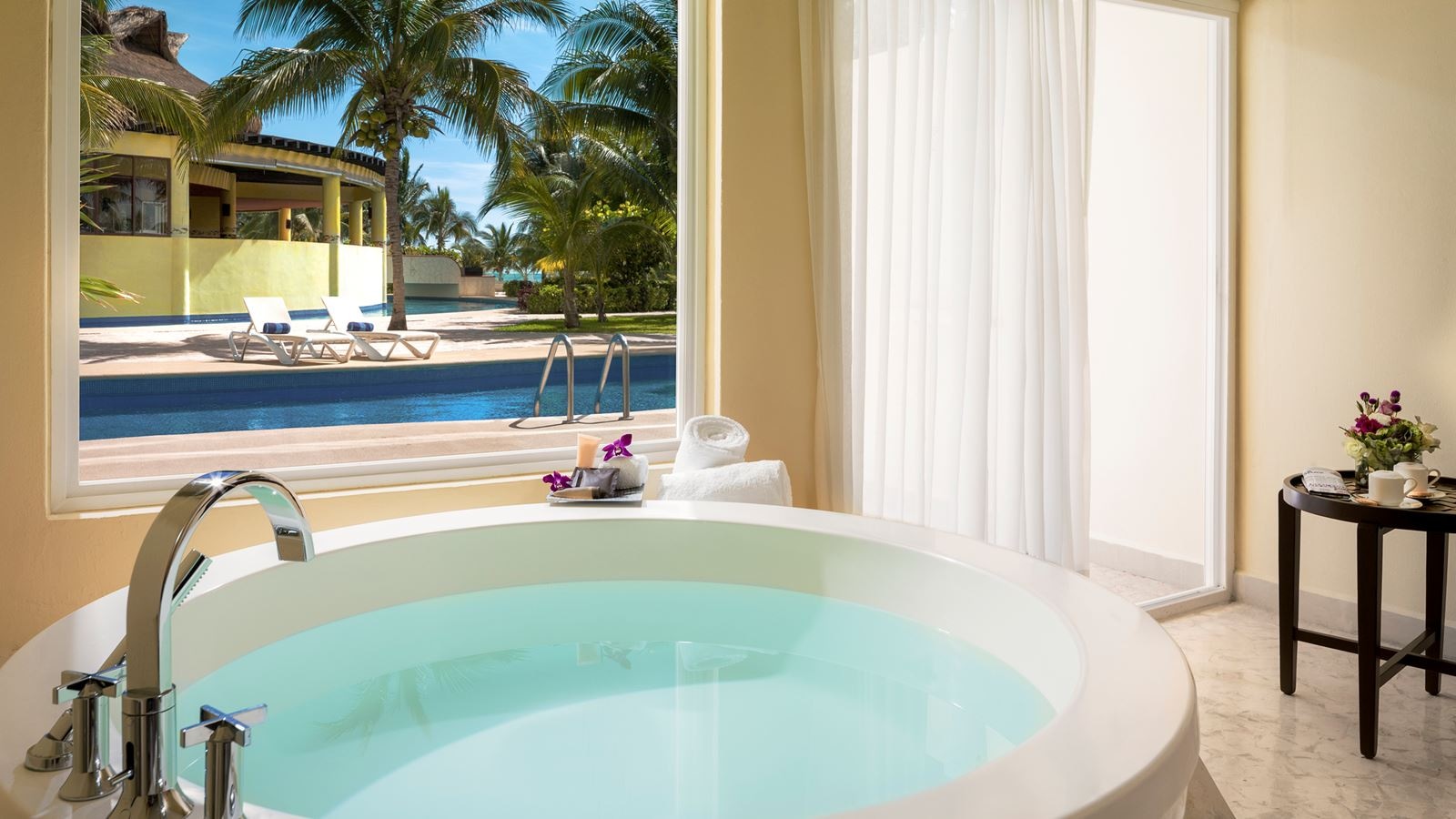 rooms-luxury-walkout-suite