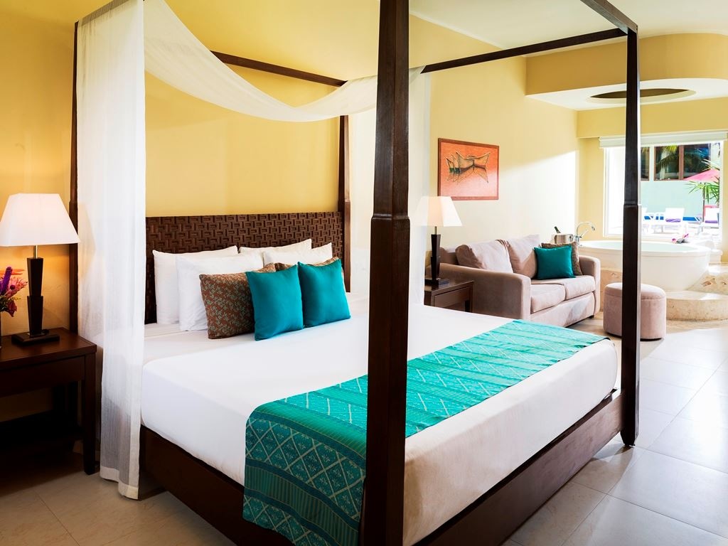 rooms-luxury-walkout-suite