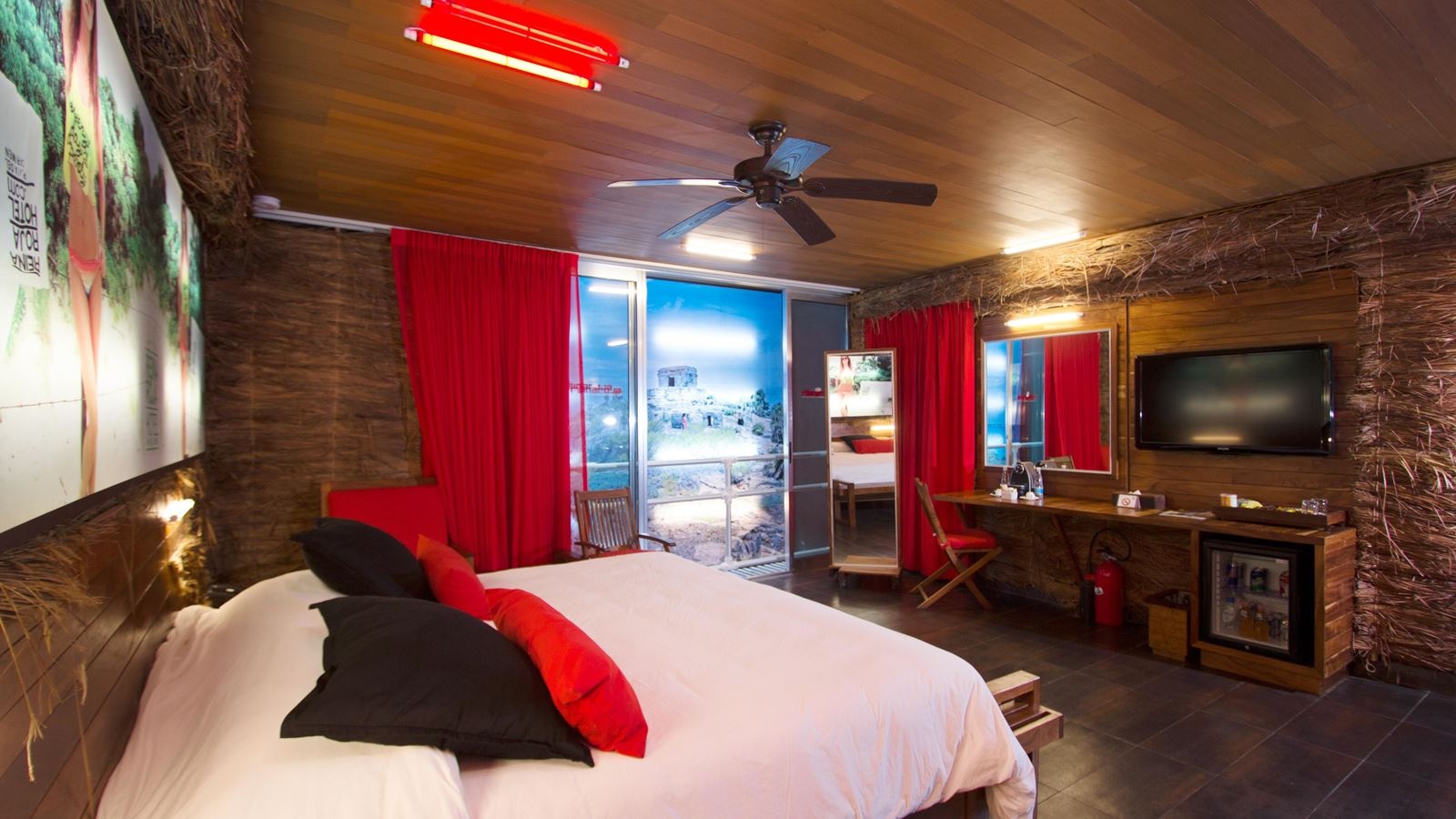 rooms-thematic-suite