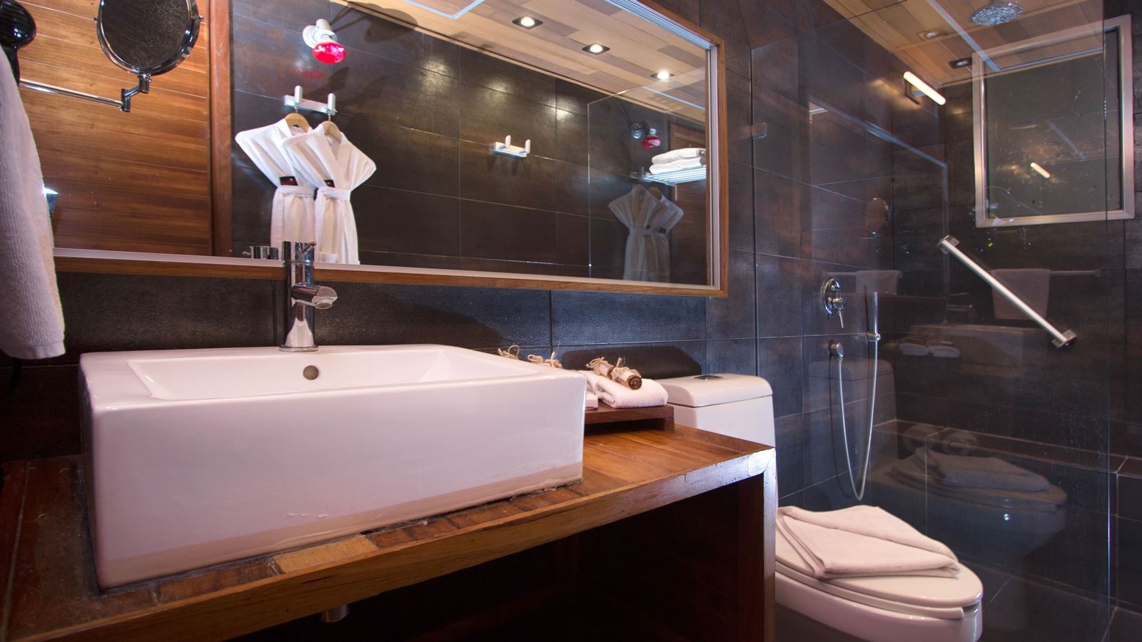 rooms-thematic-suite