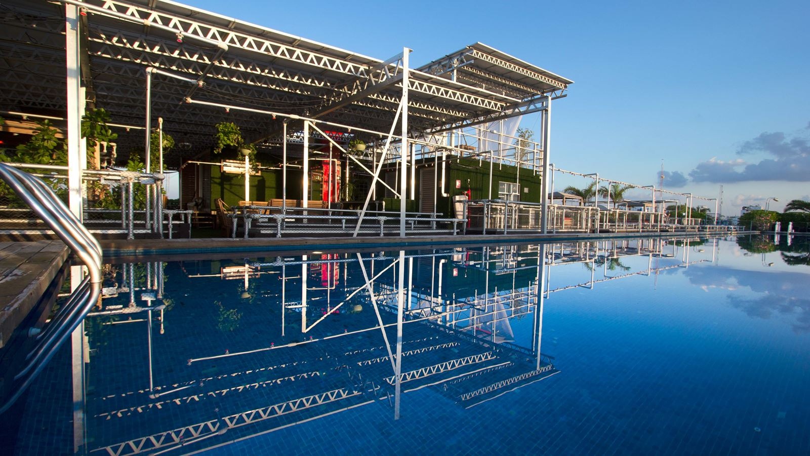 bars-roof-top-pool-bar