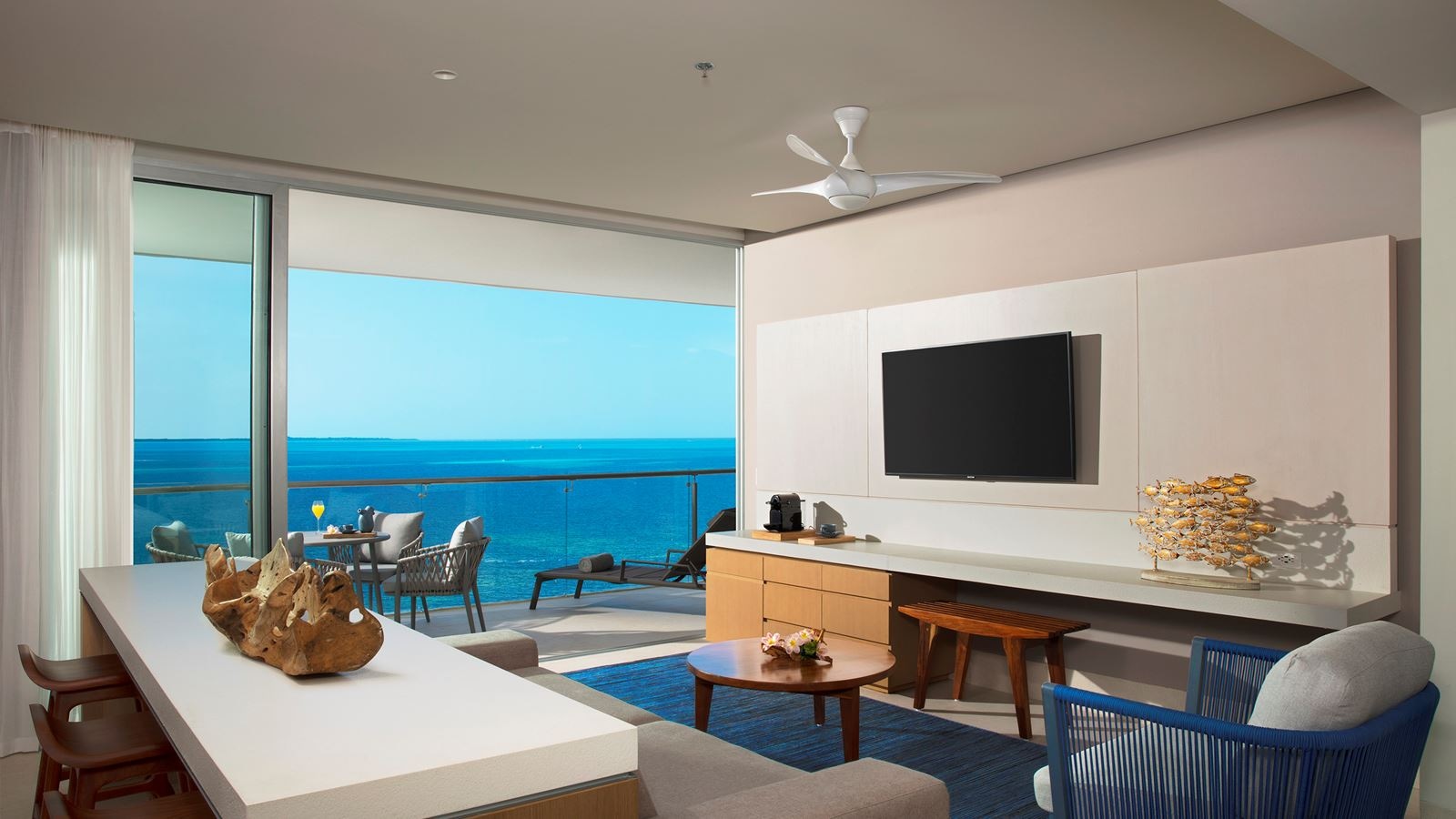 rooms-preferred-club-master-suite-ocean-front--adults-only-18+