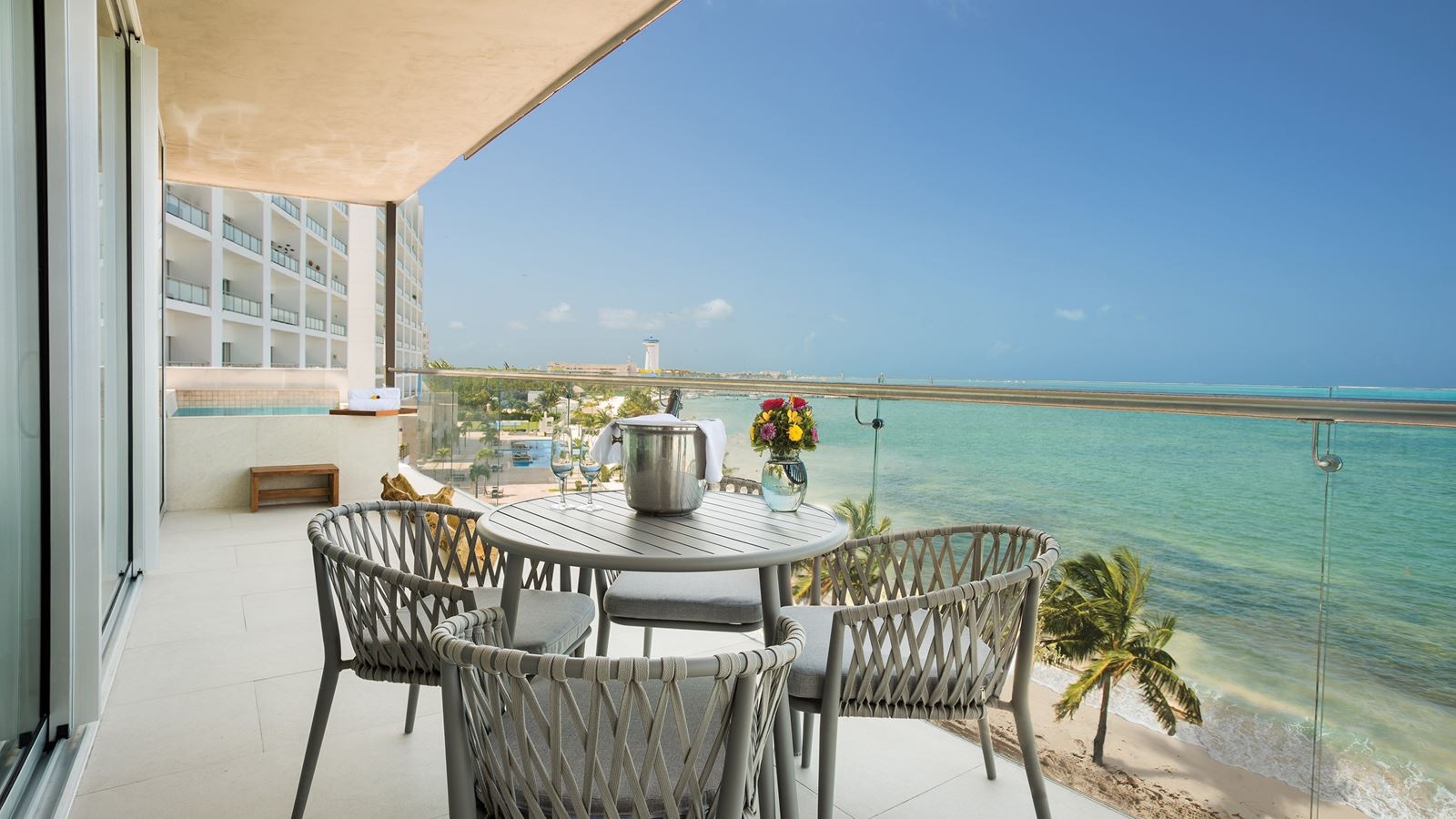 rooms-preferred-club-master-suite-ocean-front--adults-only-18+