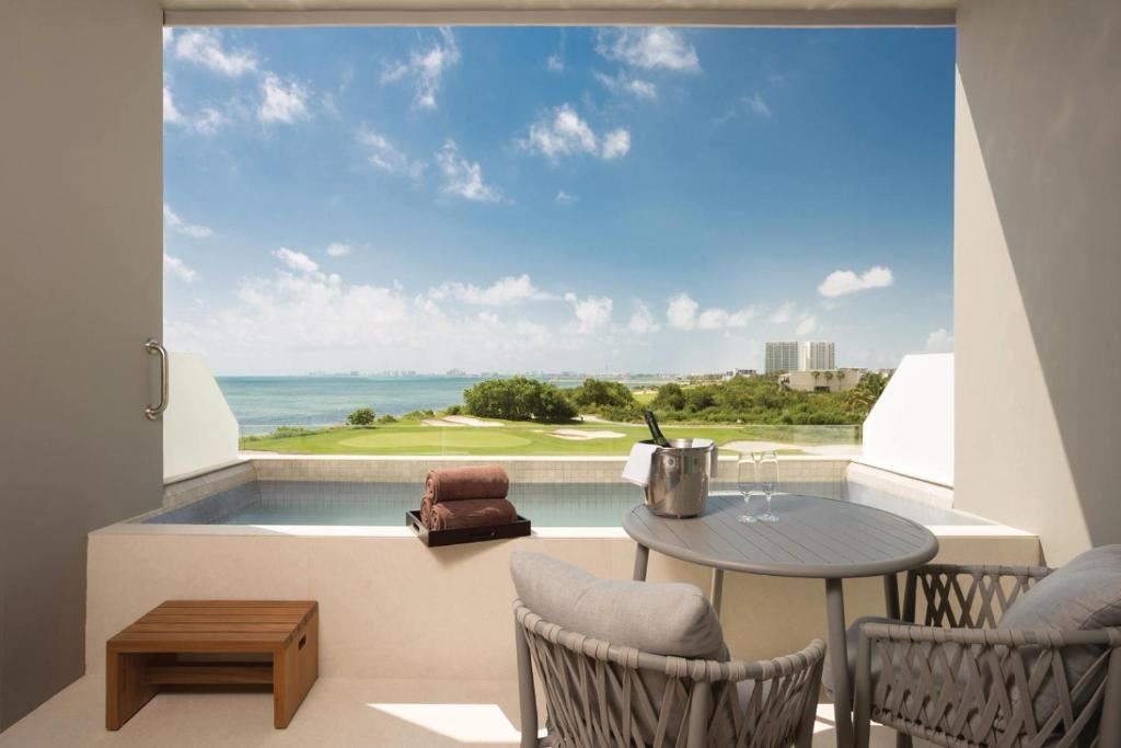 rooms-preferred-club-deluxe-ocean-view-with-plunge-pool