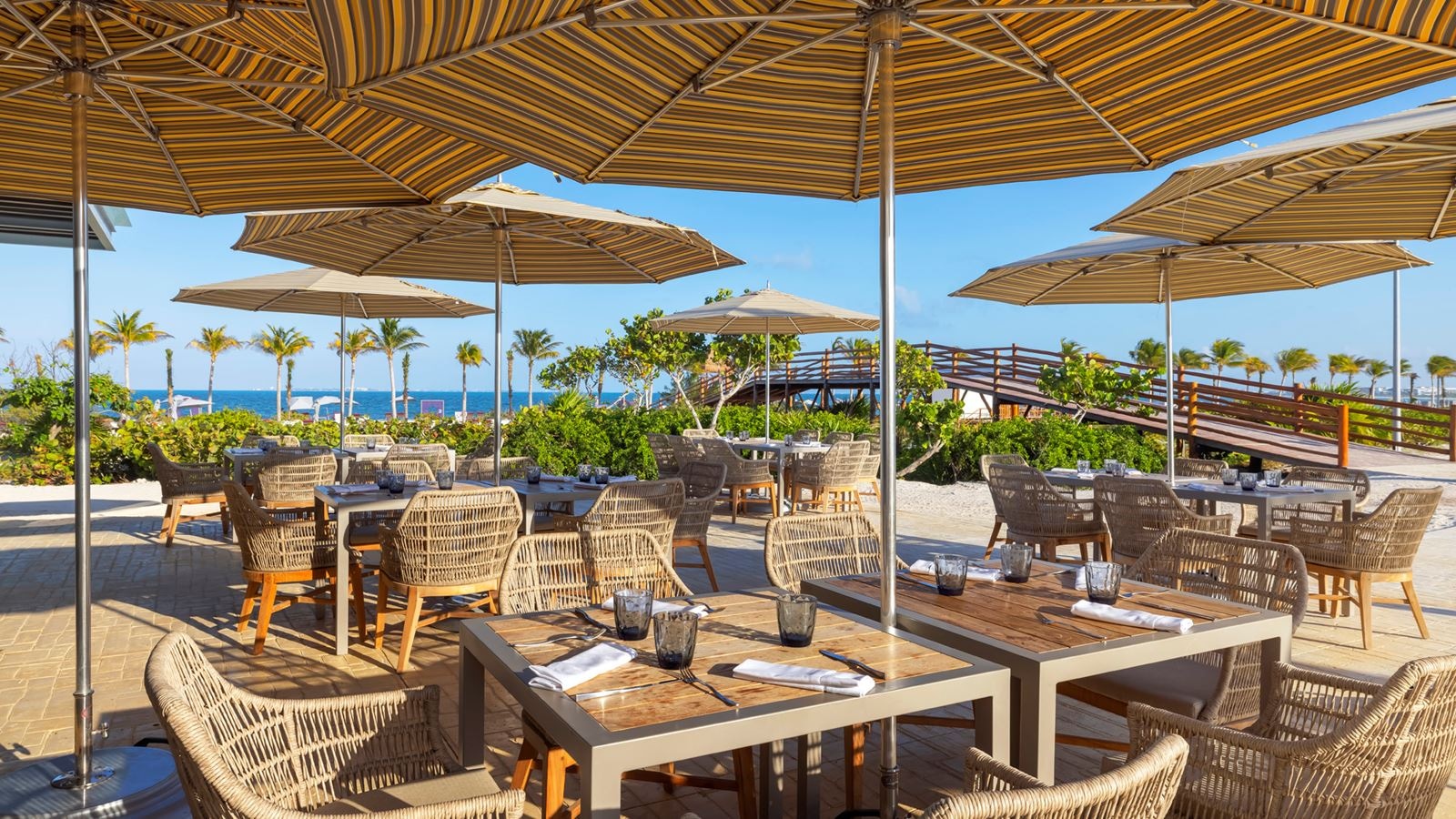 restaurants-the-shores-beach-club--restaurant