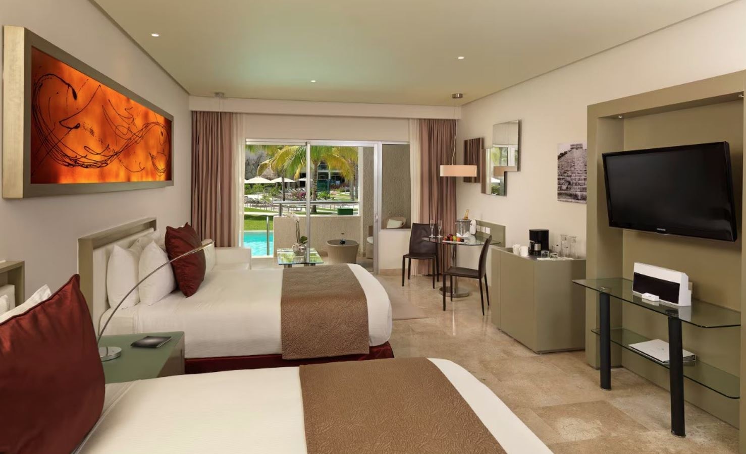 rooms-family-concierge-junior-suite-swim-up