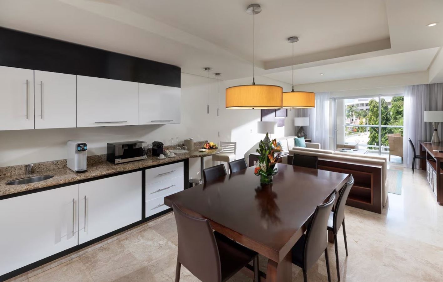 rooms-family-concierge-master-suite-nature-view