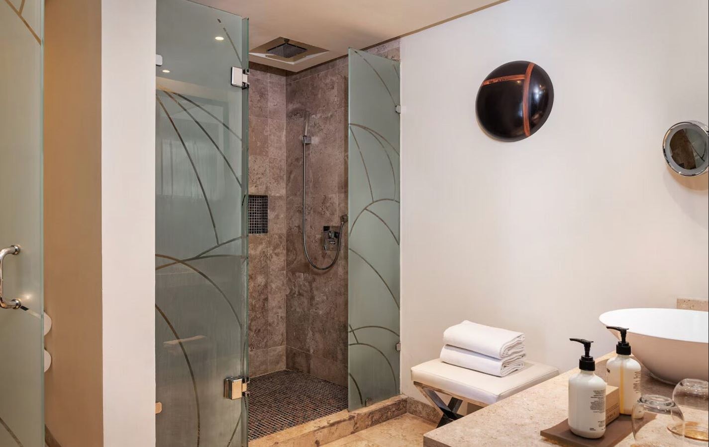 rooms-family-concierge-master-suite-nature-view