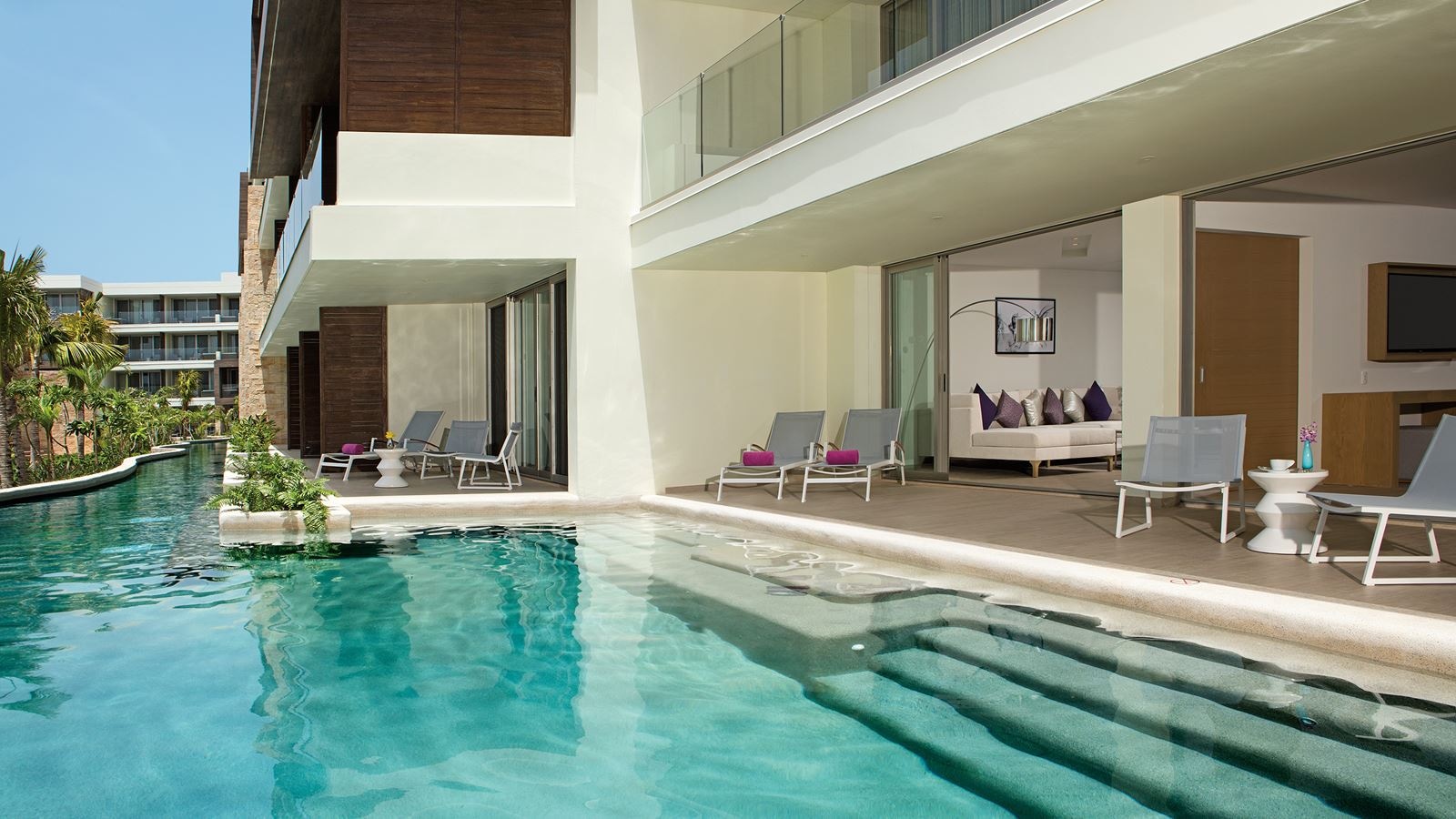 rooms-preferred-club-master-suite-swim-out-ocean-front