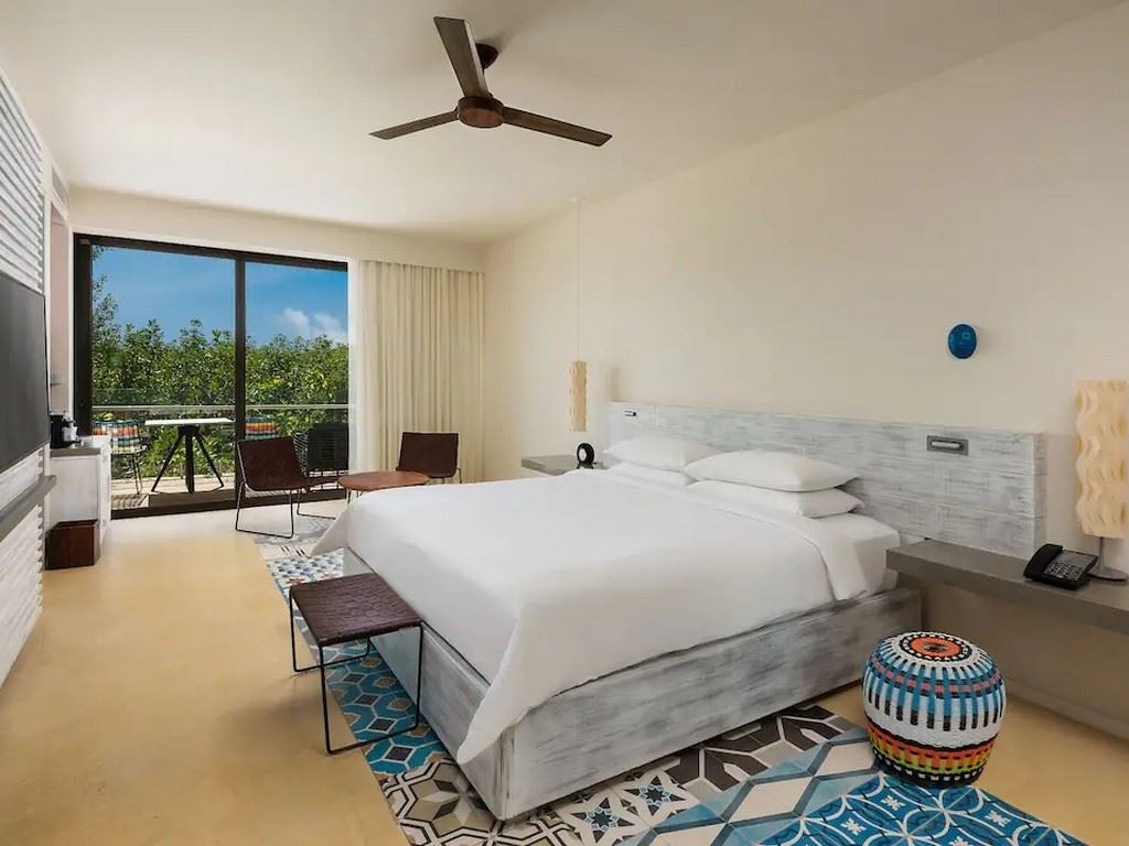 rooms-1-king-bed-beach-area