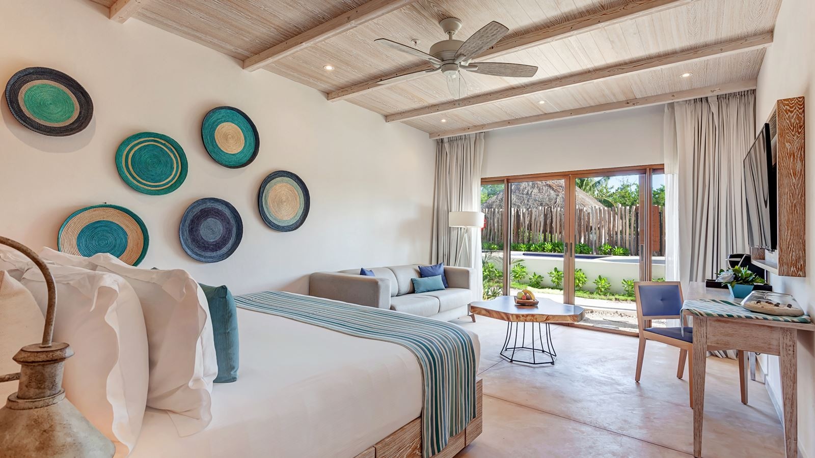 rooms-deluxe-junior-suite-pool-view