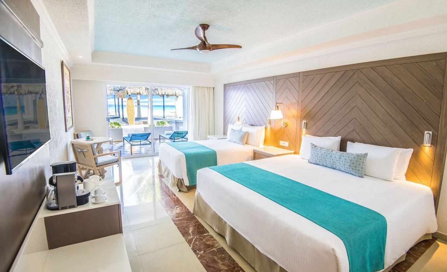 rooms-junior-suite-beachfront-walkout