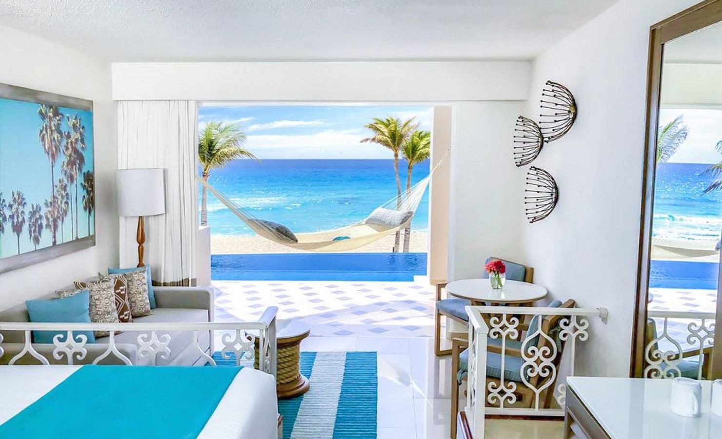 rooms-junior-suite-beachfront-infinity-swimup