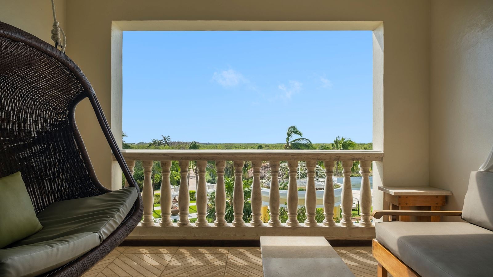 rooms-suite-pool-view-superior