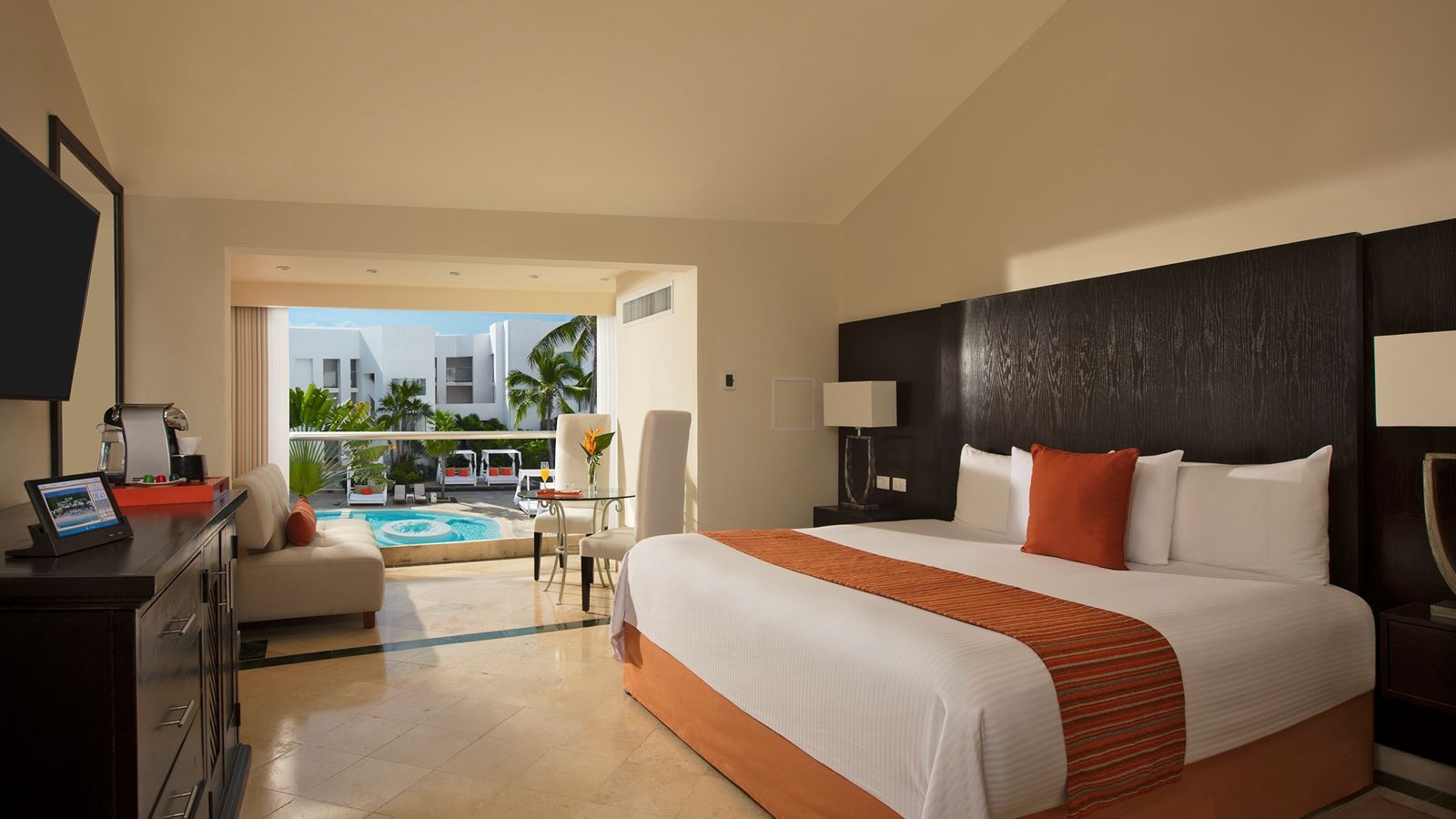 rooms-sun-club-pool-view