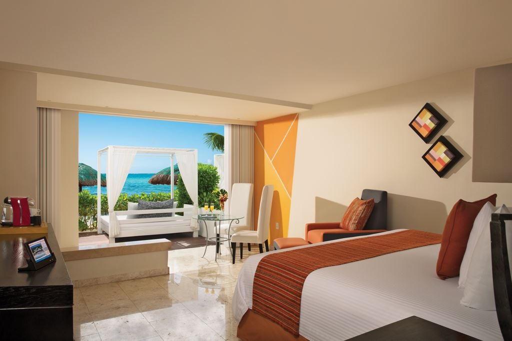 rooms-sun-club-junior-suite-ocean-front-adults-only