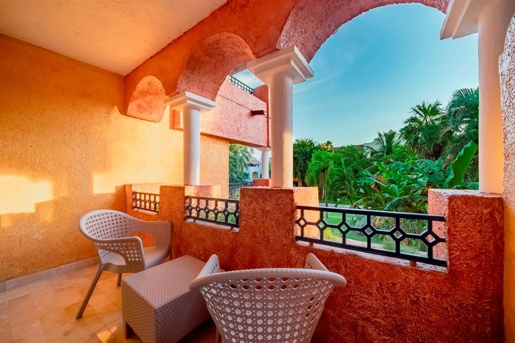 rooms-premium-near-pool