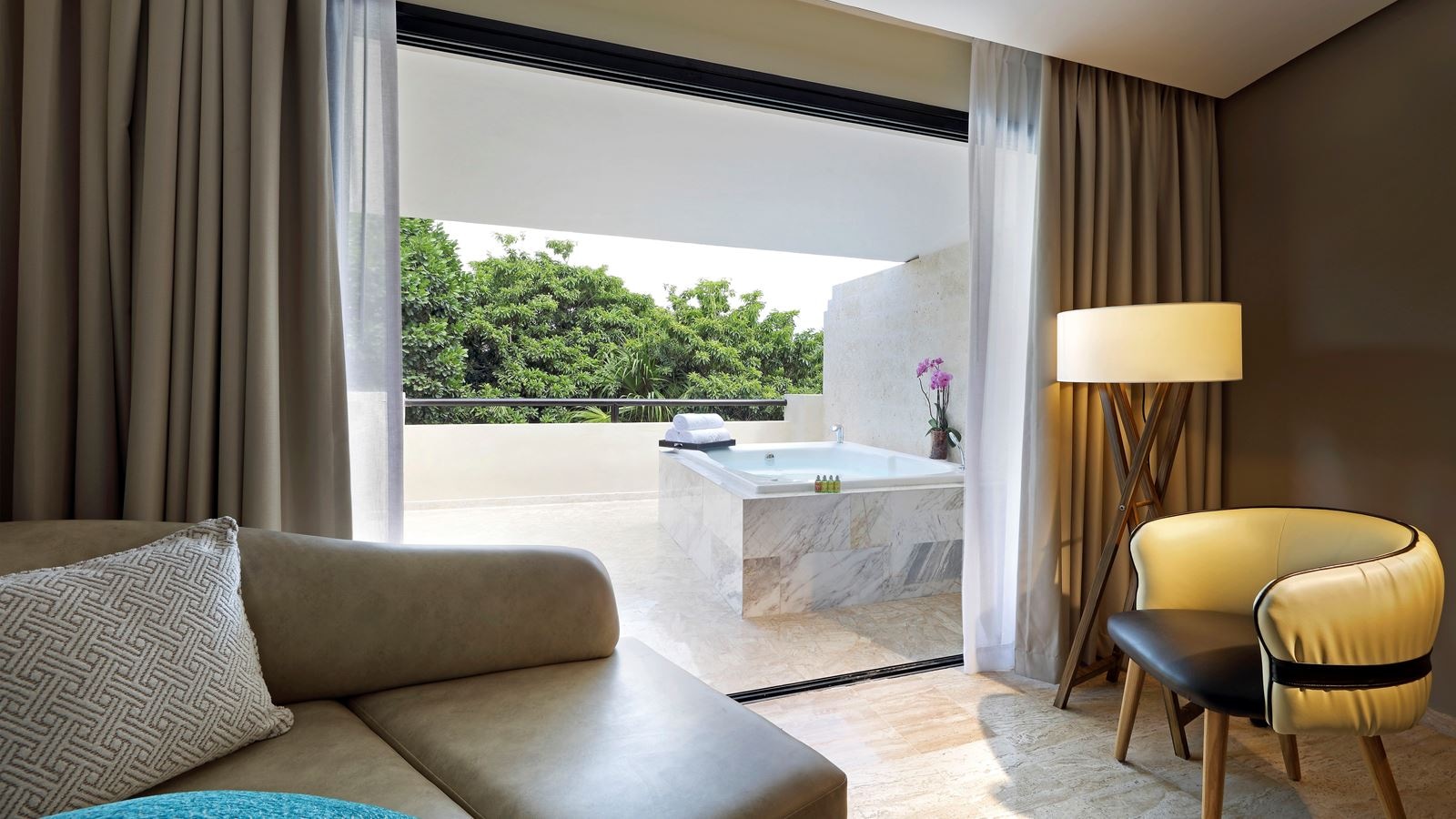 rooms-junior-suite-jacuzzi-terrace-pool-side