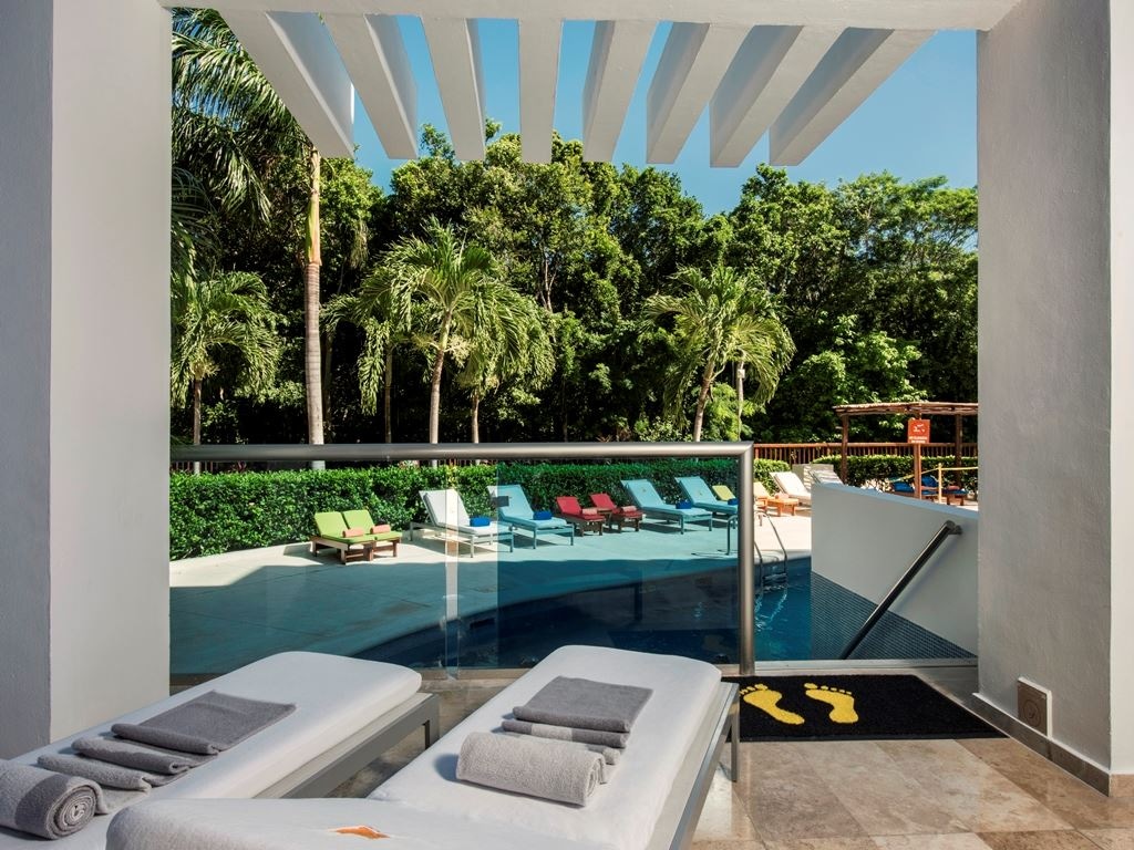 rooms-family-club-deluxe-swim-out-or-pool-access