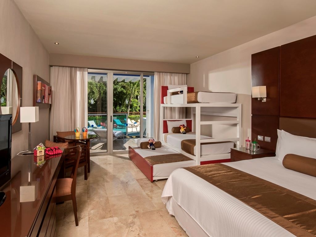 rooms-family-club-deluxe-swim-out-or-pool-access-single-parent