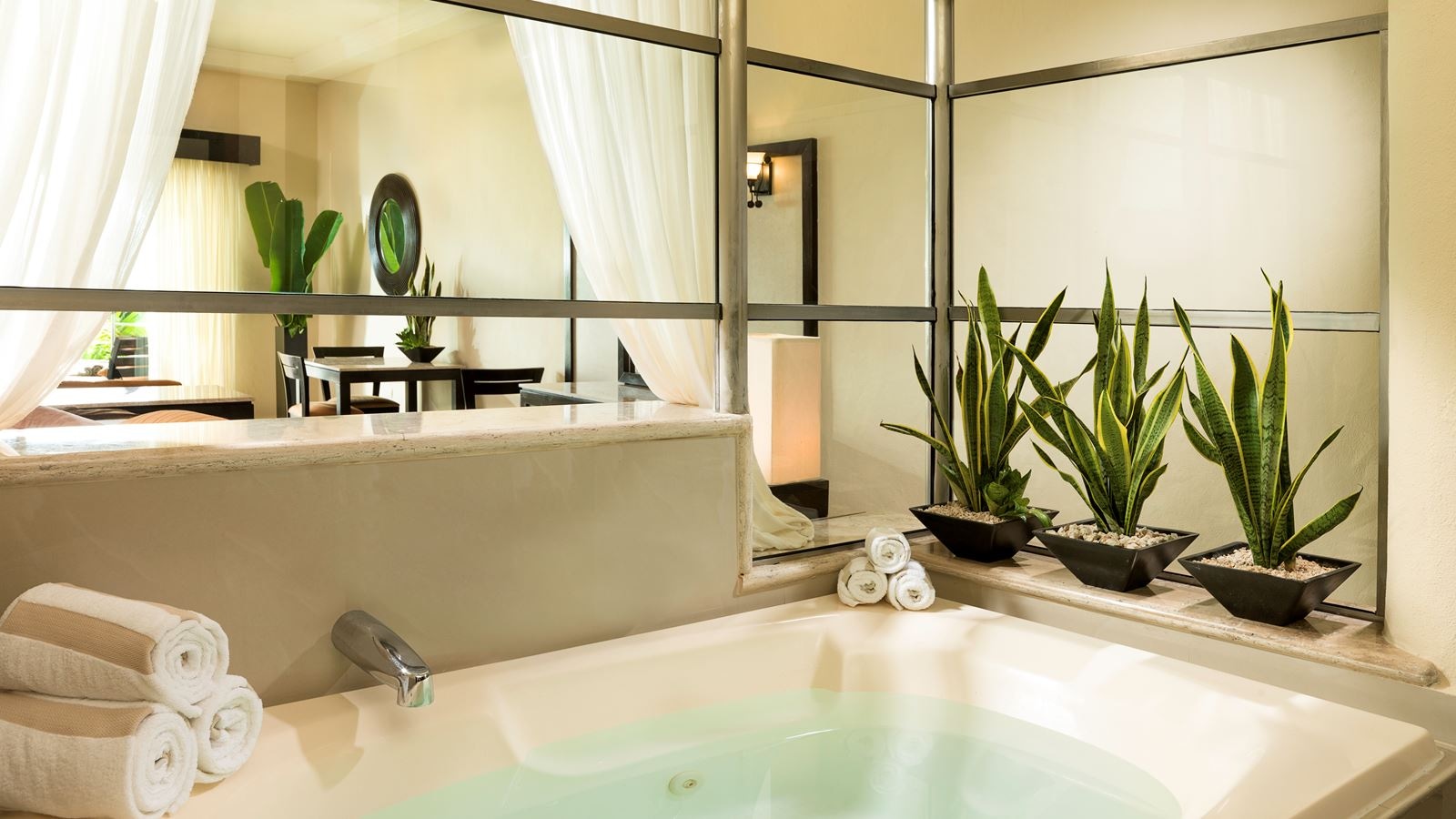 rooms-honeymoon-suite