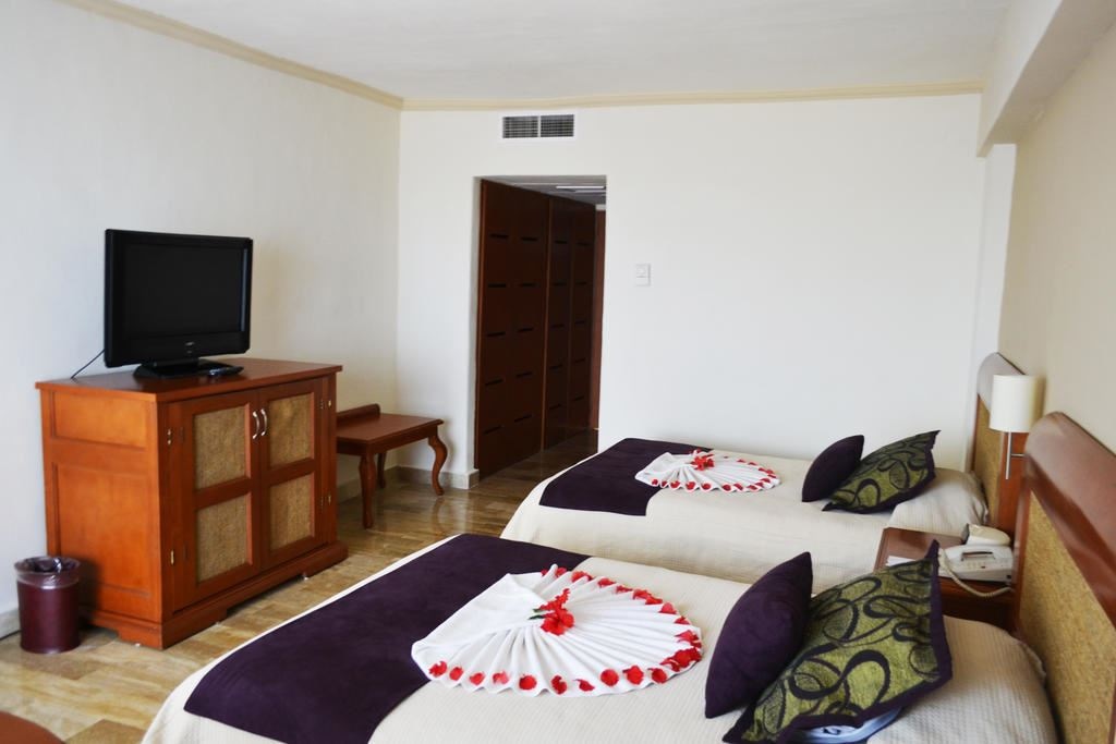 rooms-deluxe-room-lagoon-sunset-view