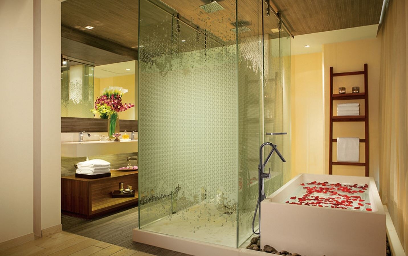 rooms-preffered-club-master-suite-ocean-front