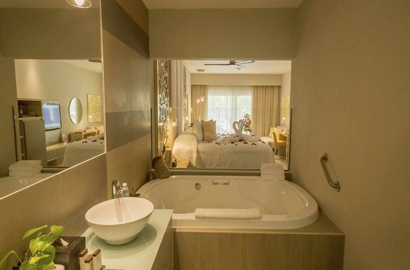 rooms-beach-front-honeymoon-suite