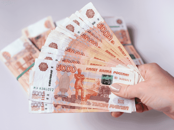 В аэропорту Дубая начали принимать рубли