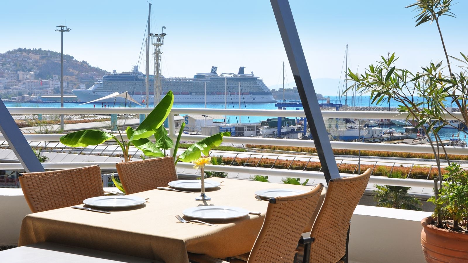 restaurants-alacarte-restaurant-with-the-marina-view