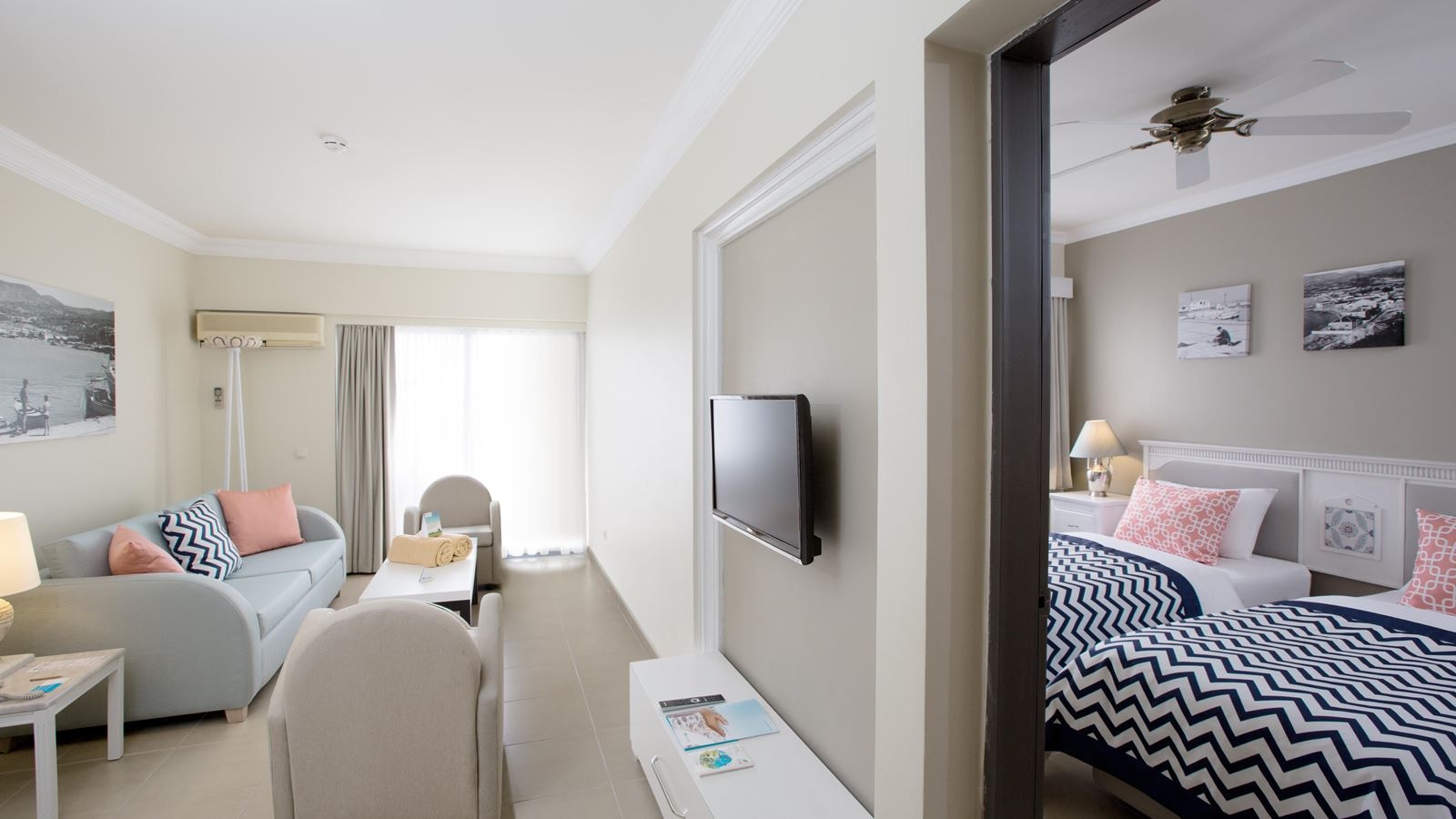 rooms-suite-pool-view